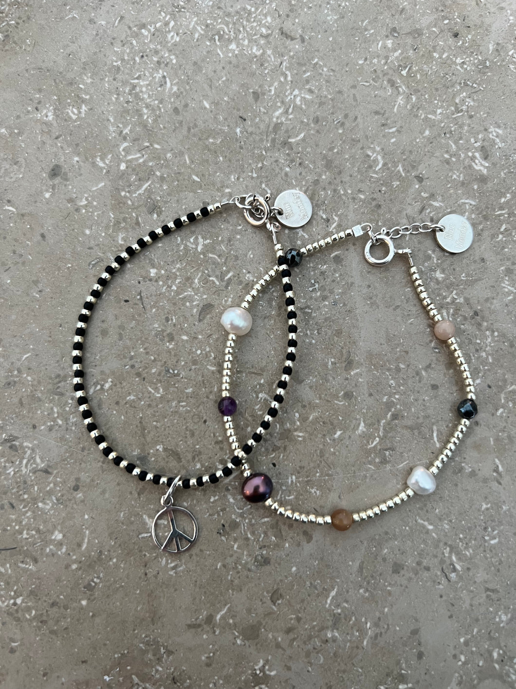 Pearl bracelet with half gemstones or peace