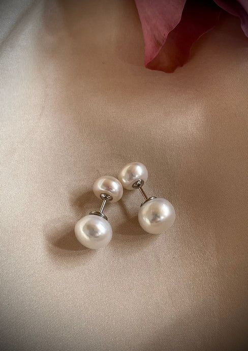 Doubble Lustrious freshwater pearl earrings in AAA quality.
