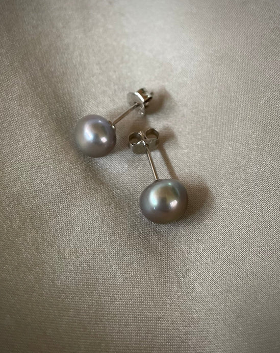 Beautiful natural light grey freshwater pearl earrings.