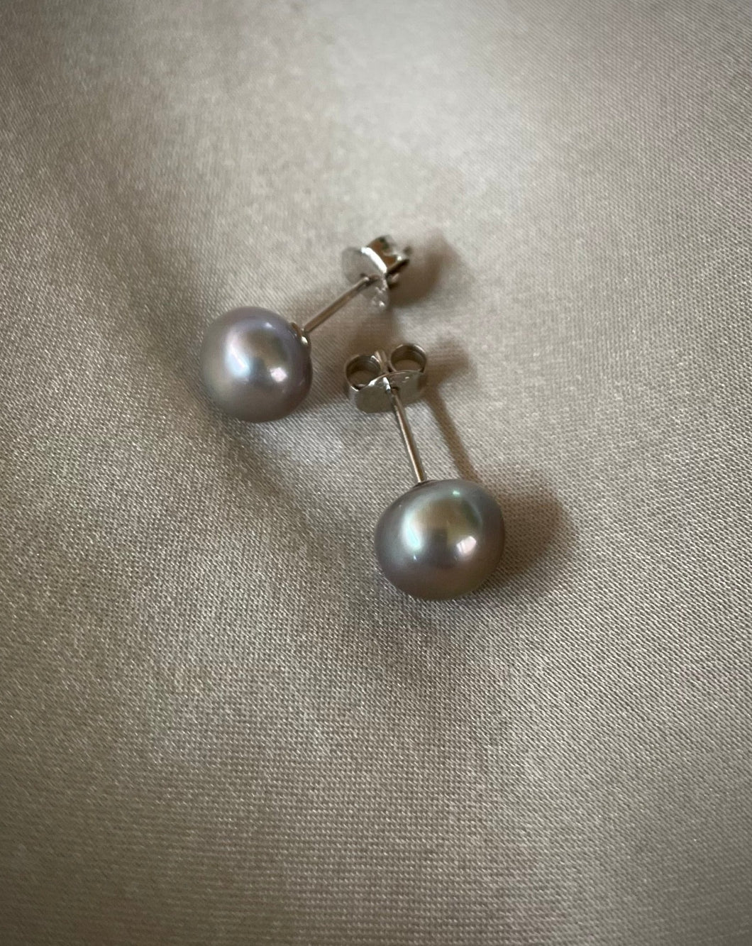 Beautiful natural light grey freshwater pearl earrings.