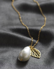 Load image into Gallery viewer, Baroque freshwater pearl Necklace with leaf
