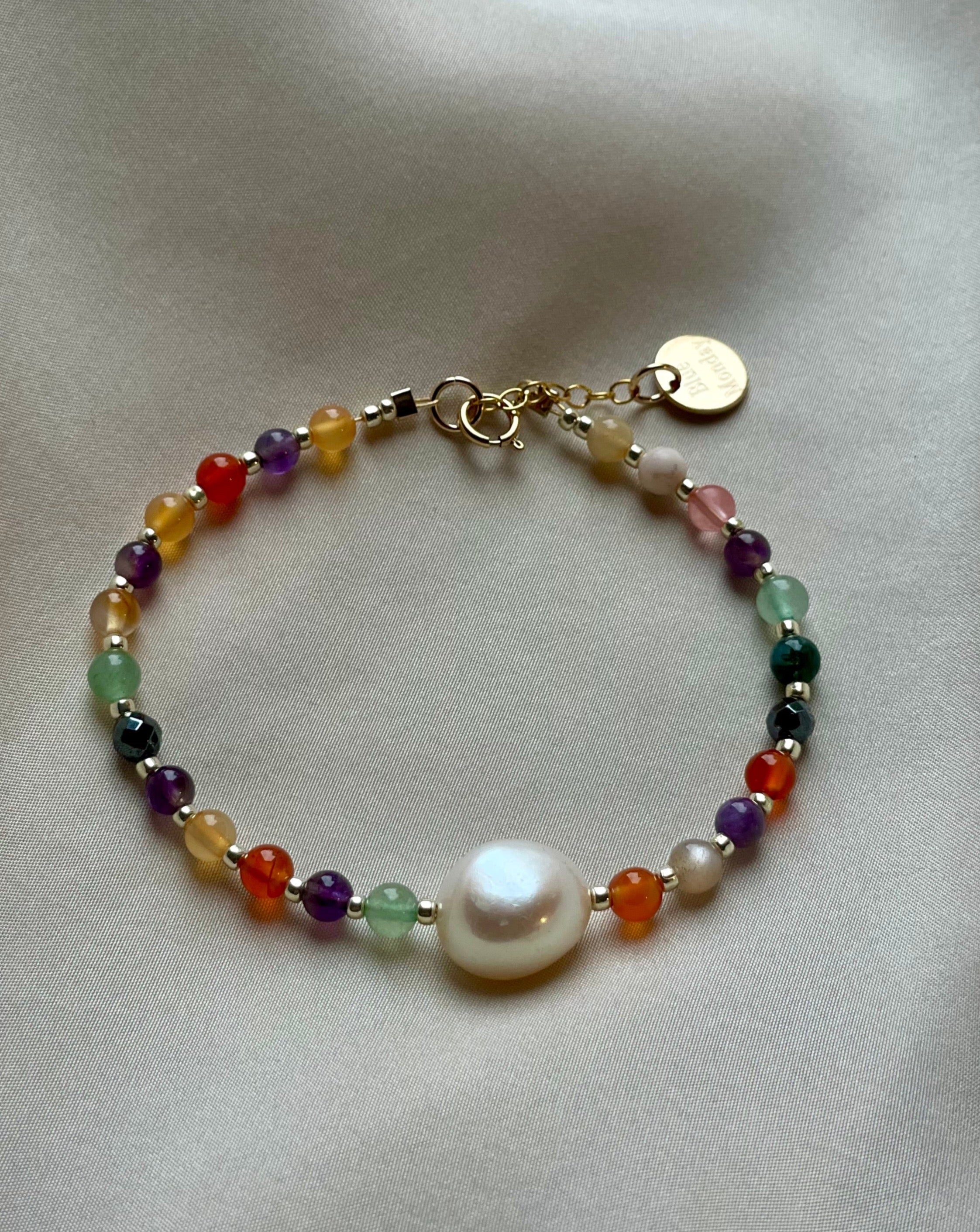 Bracelet with Baroque freshwater pearl and half gemstones Bracelet with Baroque freshwater pearl and half gemstones