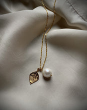 Load image into Gallery viewer, Baroque freshwater pearl Necklace with leaf