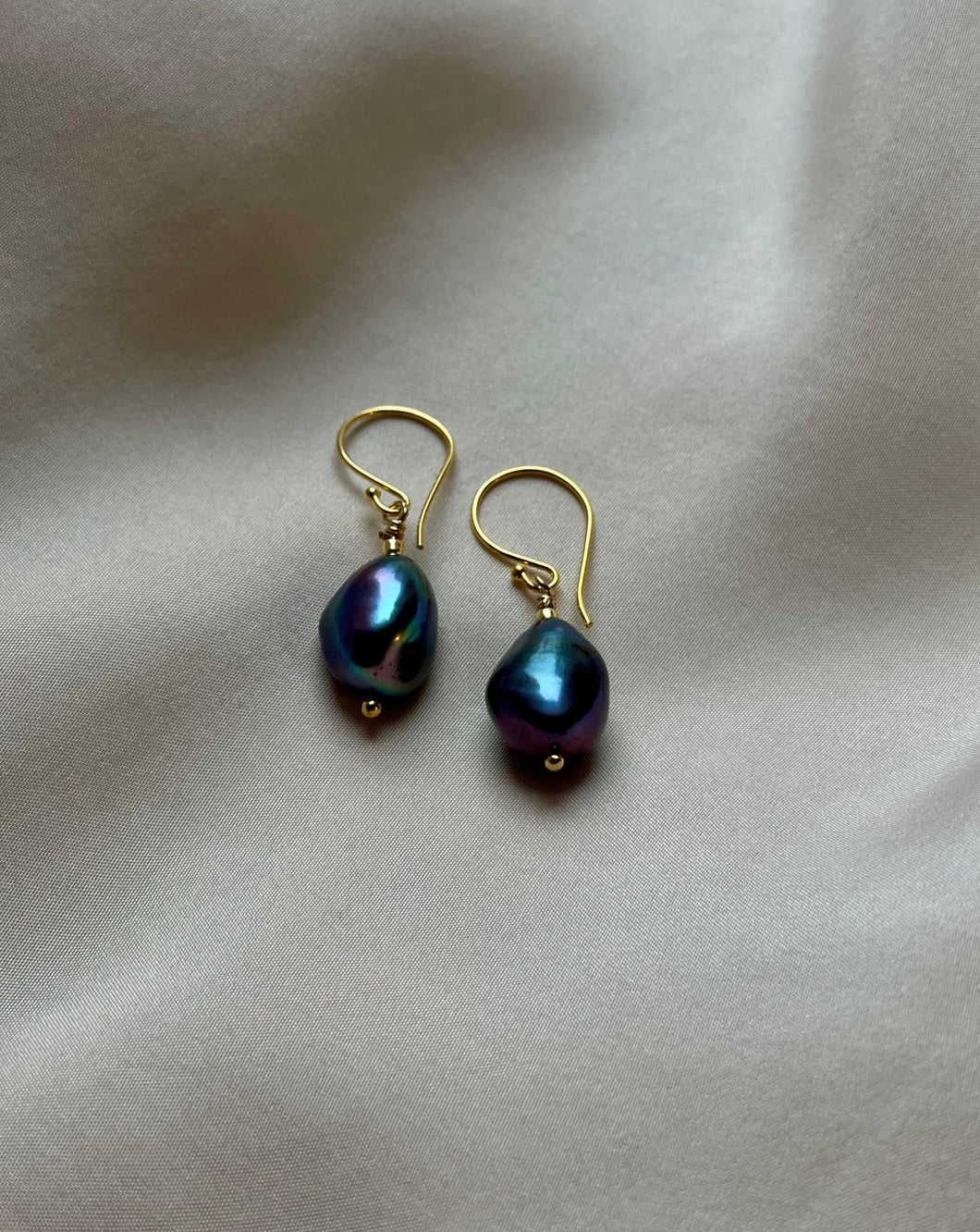 Freshwater pearl earrings in Black