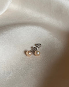 Lustrous freshwater pearl earrings in natural apricot