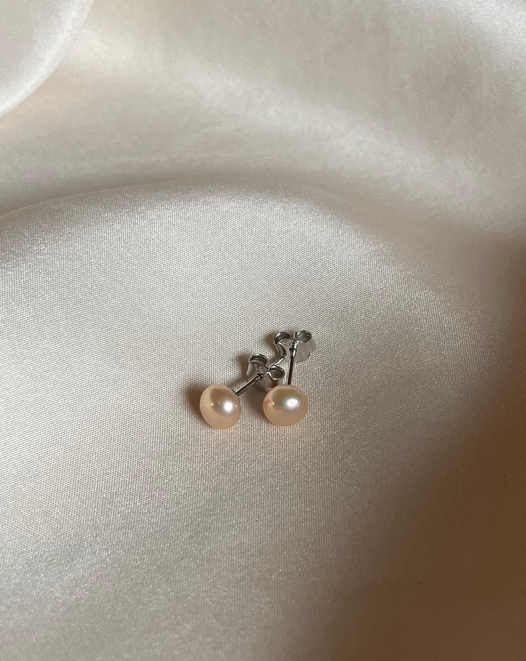 Lustrous freshwater pearl earrings in natural apricot