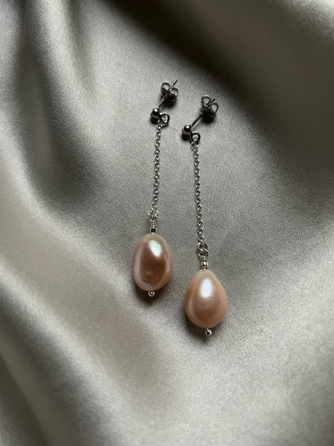 Long earring with Baroque freshwater pearl in salmon pink