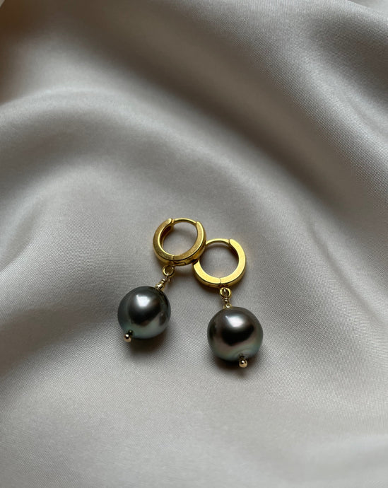 Exclusive South sea pearl earrings in Grey natural finish