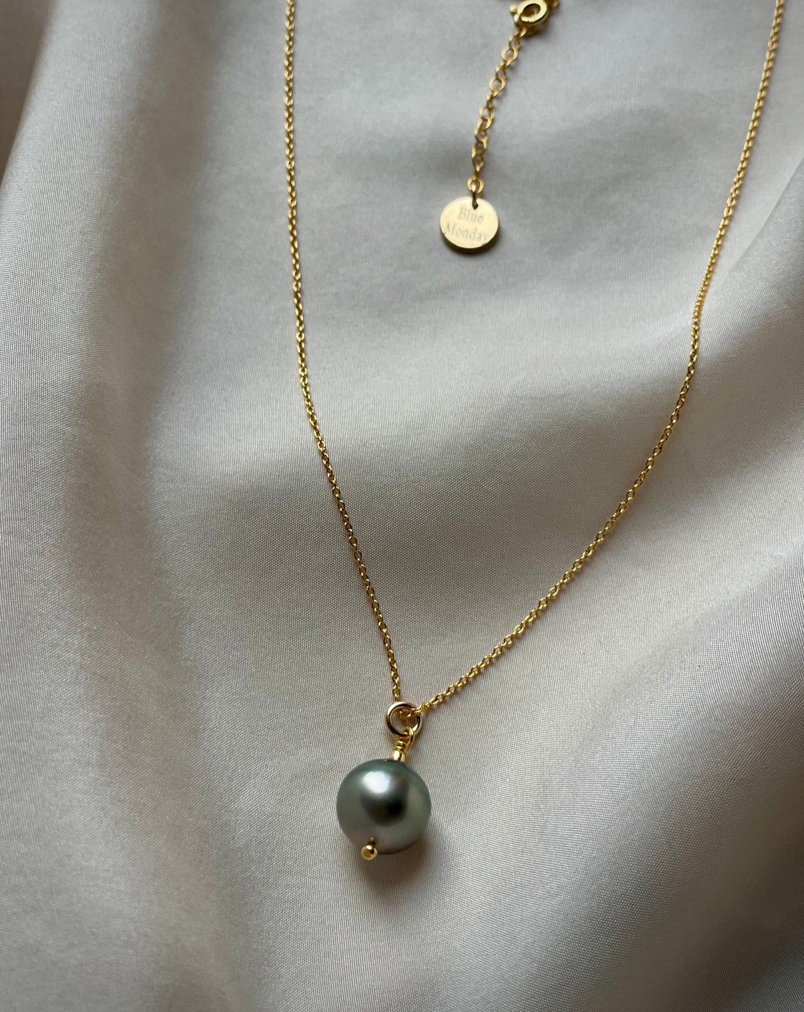 Exclusive South sea pearl Necklace in Gold and Grey natural finish –