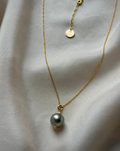 Load image into Gallery viewer, Exclusive South sea pearl Necklace in Gold and Grey natural finish